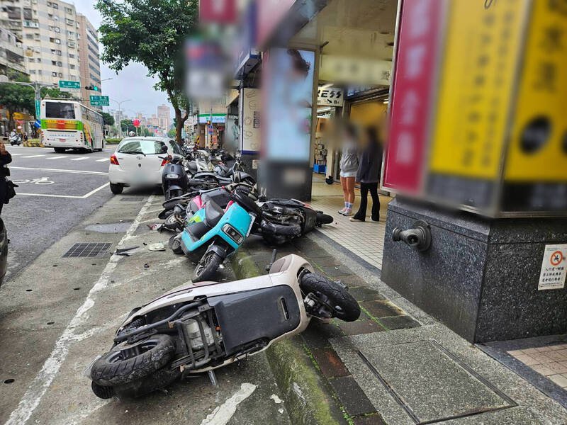 缪姓妇人开车撞倒机车格内17台机车。（记者林嘉东翻摄）