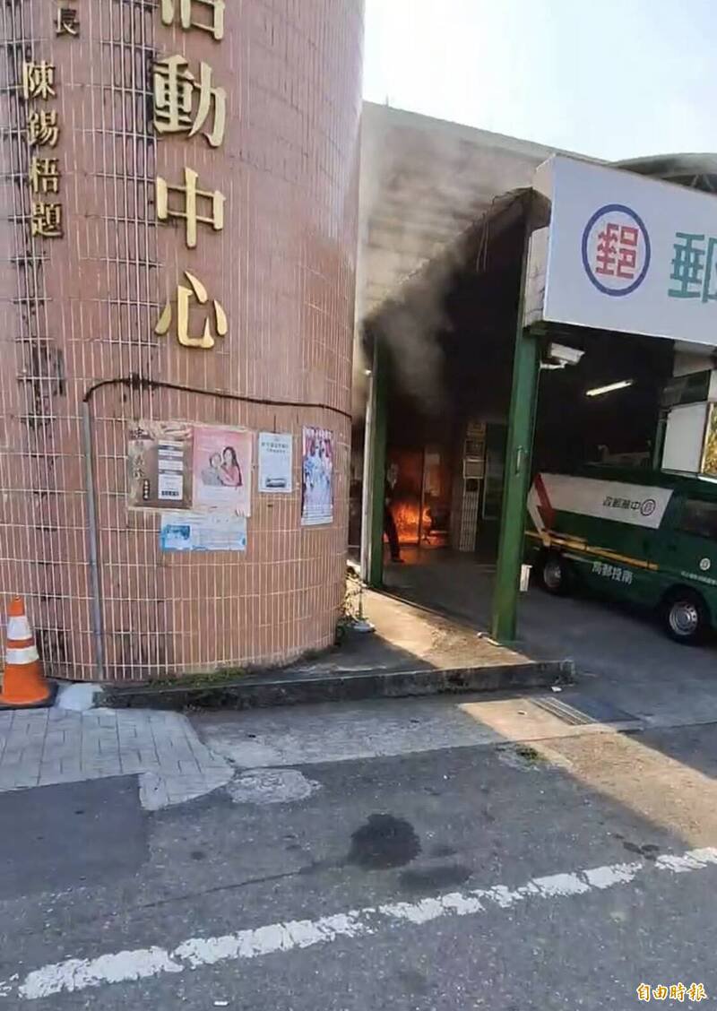 黄姓男子去年1月26日抢清水邮局失败，放火烧监视系统，把邮局给烧了，熊熊火焰不断窜出。（资料照）