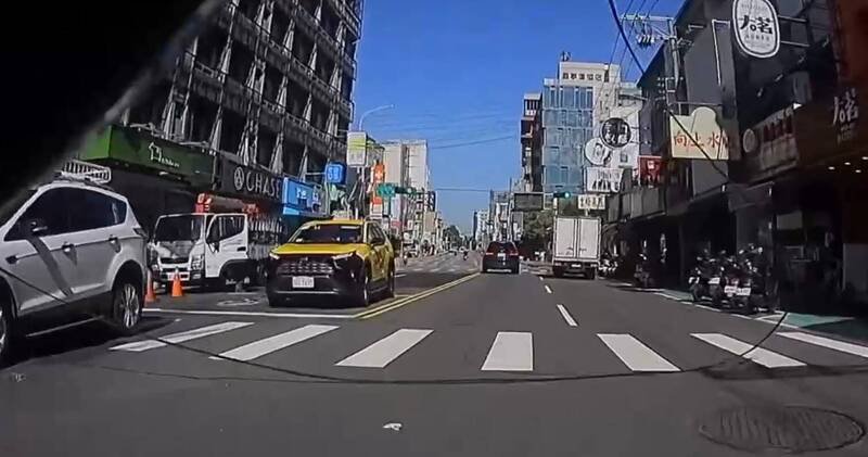 断掉电缆线从空中掉落砸中机车女骑士。（民众提供）