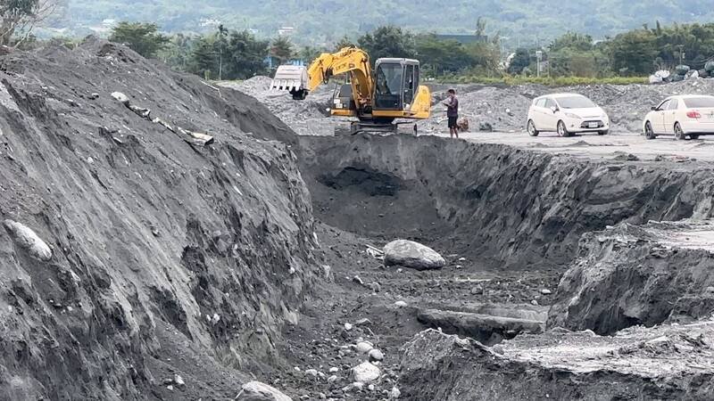马太鞍堰塞湖至今将近三个月，光复乡佛祖街灾区被埋在深达一楼高的泥土中，失踪者家属手在怪手旁殷殷等候找到家人，但现场就如大海捞针。（民众提供）