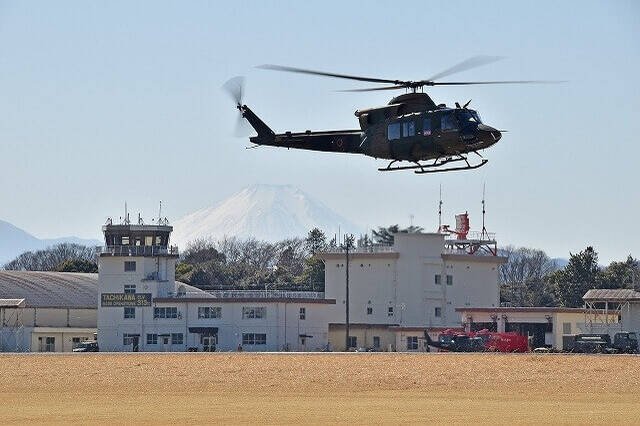 图为日本陆上自卫队立川驻屯地UH-2直升机进行飞行训练。（图取自x.com/CAMP_TACHIKAWA）