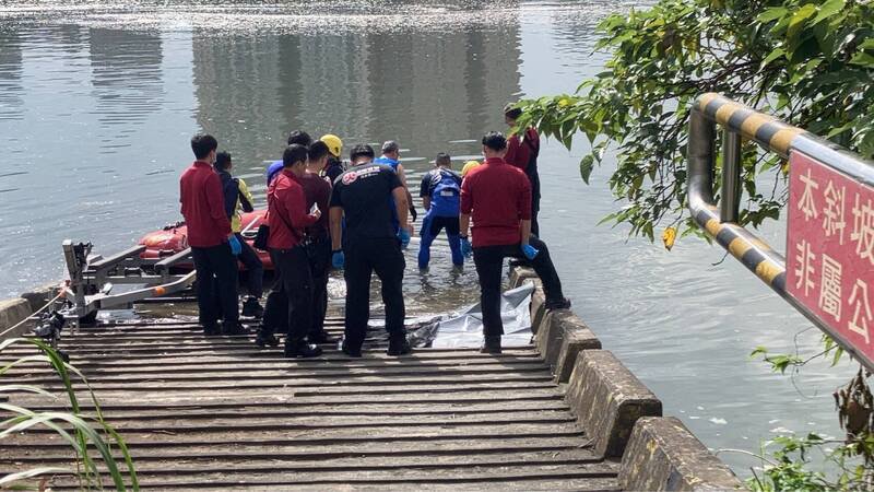 中正桥下惊见女性浮尸（记者刘庆翻摄）