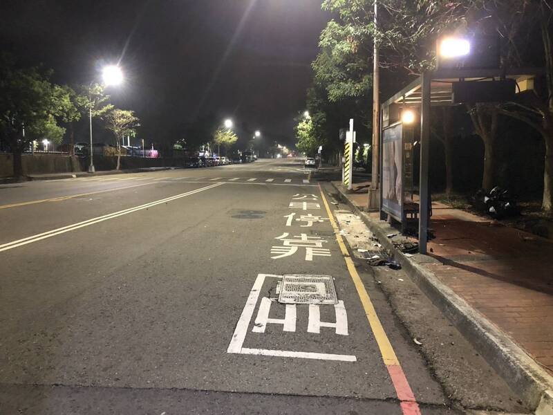 赵男骑车自撞路边公车候车亭。（民众提供）