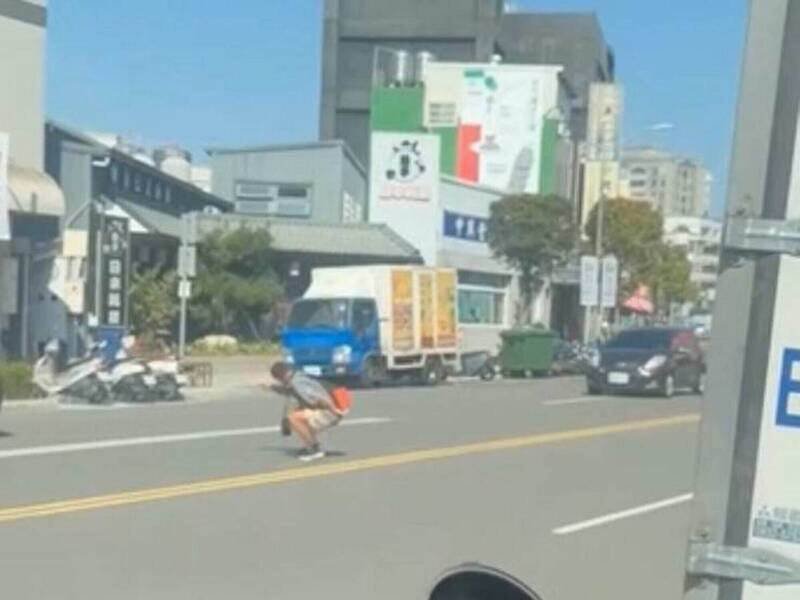 上月24日1名男子青蛙跳过马路，沿双黄线一路跳，让开车族看傻。（资料照）