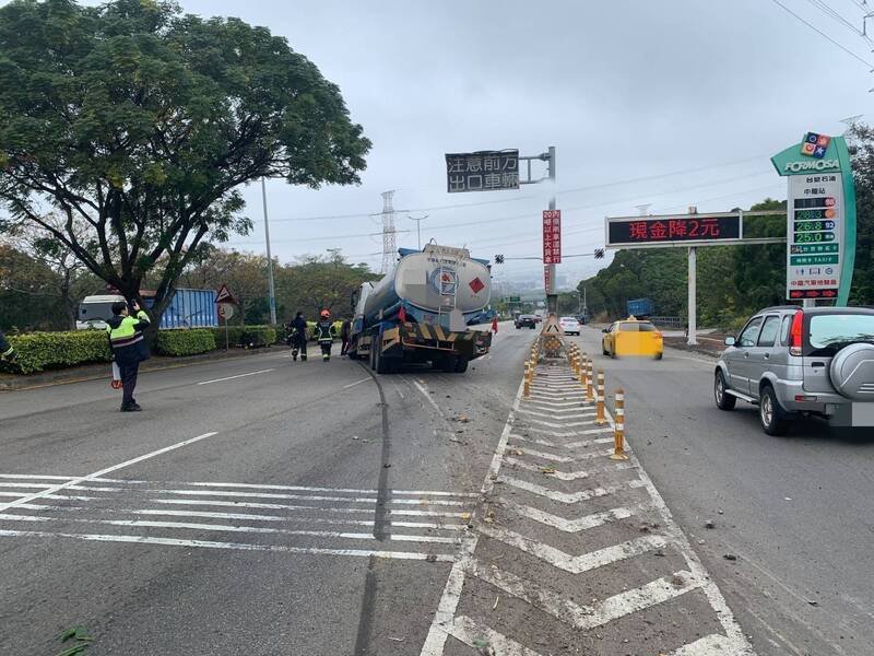 油罐车滑出加油站后发生碰撞。（民众提供）