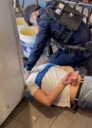 桃园》男子抢银楼金戒指 还握在手中就被逮