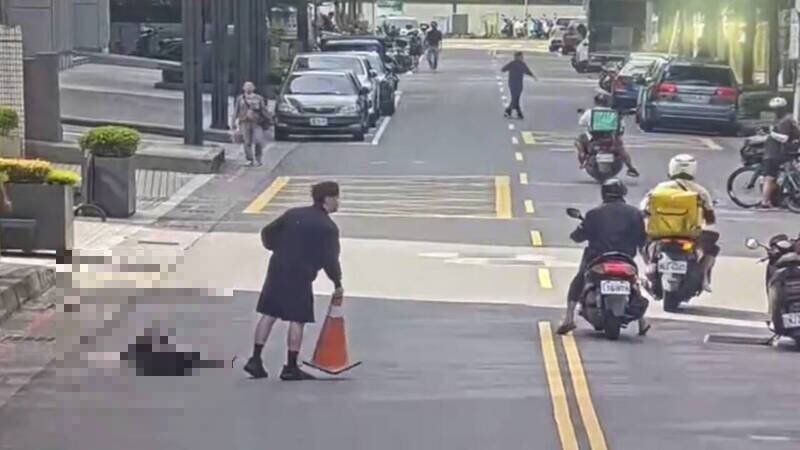 蔡女中刀倒卧血泊，见义勇为的路人拿起三角锥档放避免她遭汽机车辗过。（资料照）