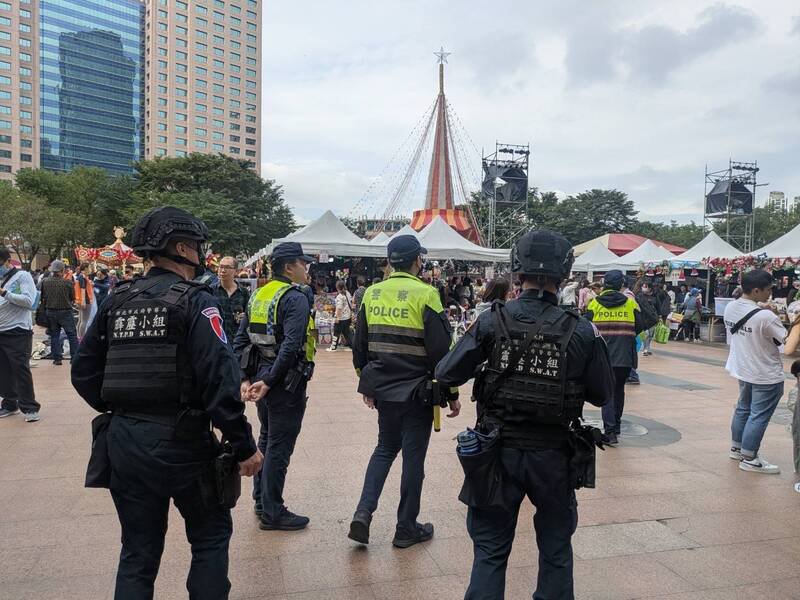 市民广场现正举行新北欢乐耶诞城活动，新北警加强维安。（新北市警察局提供）