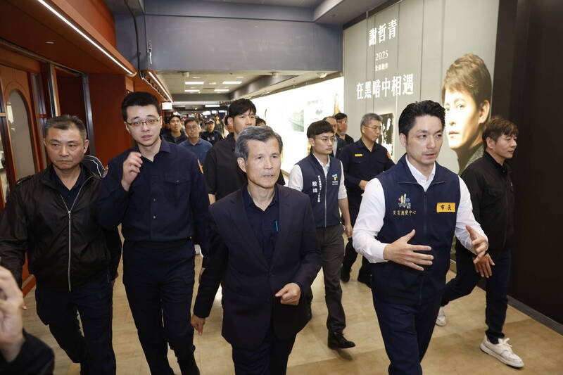 蒋万安在警政署会议后，前往中山站、中山地下街与双连站视察维安警力布署。（北市府提供）