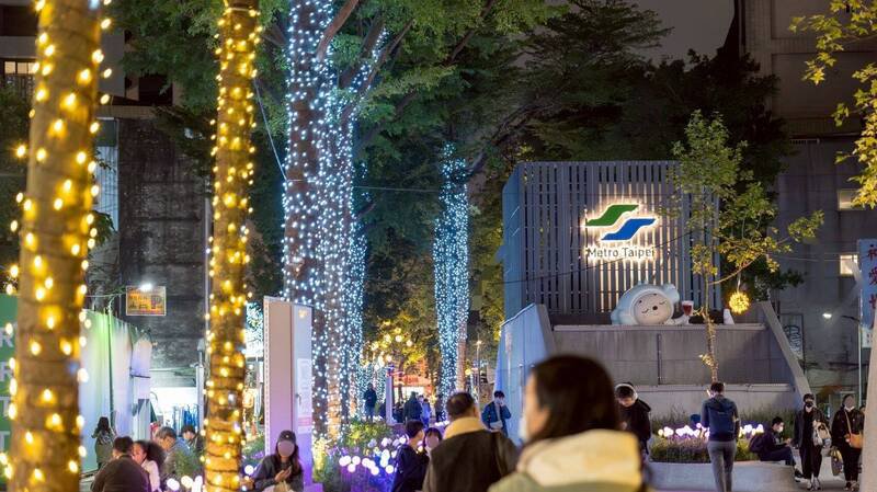 台北捷运指出，为表达对生命的尊重与追思，心中山至双连线形公园灯饰及中山站4号出口广场梦幻圣诞树，即日起至12月22日关灯三日。（北捷提供）