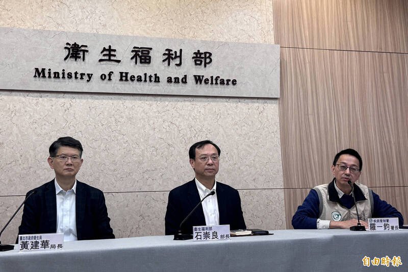 卫福部今天下午2时30分紧急召开记者会，说明北捷连续攻击事件中，因其中一名伤者为HIV感染者，后续的风险评估与感染预防作为。左起为台北市卫生局长黄建华、卫福部长石崇良、疾管署长罗一钧。（记者邱芷柔摄）
