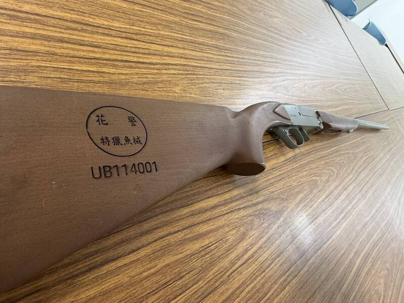 全国第一把送国防部检验通过的乙式自制猎枪，为光复乡南富村原住民猎人申请制造，枪身烙印「花警特猎鱼械、UB114001」编号字样。（花莲县警察局提供）