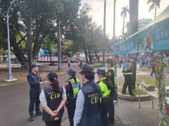 屏东圣诞节人潮聚集 警局增派警力维安