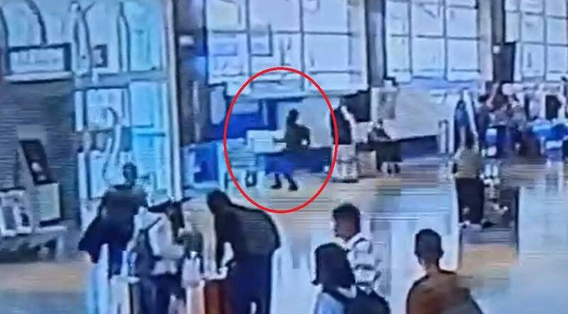 一名外国籍男子搭机到高雄国际机场入境通关时，海关透过X光机发现他的托运行李可疑，他趁言语不通难以沟通之际，拔腿冲出管制区。（记者洪定宏翻摄）