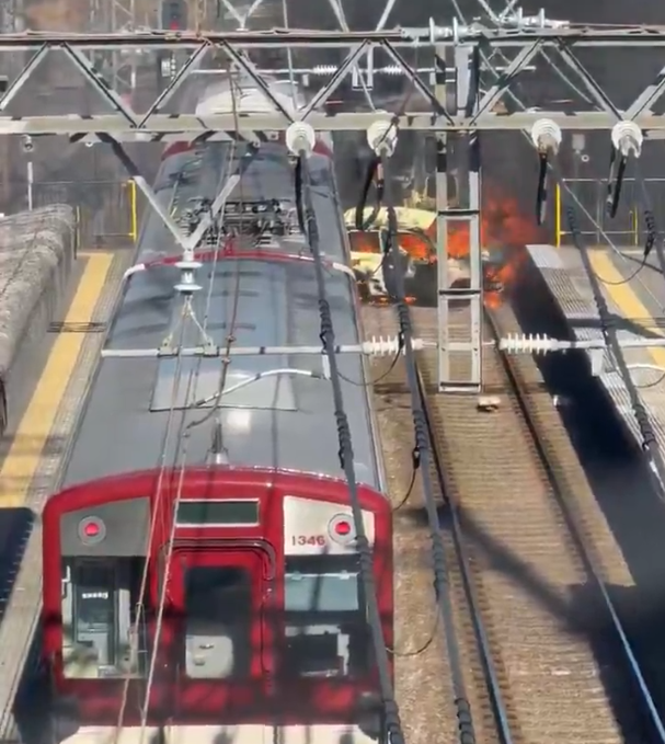 日本京都府轿车闯越平交道，遭电车撞上后起火。（图撷自「@mezotaro」X帐号）