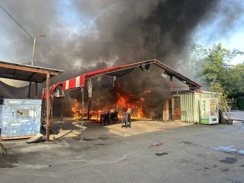 彰化县花坛乡传出火灾，宫庙在空地搭棚办餐会也被烧个精光。（民众提供）