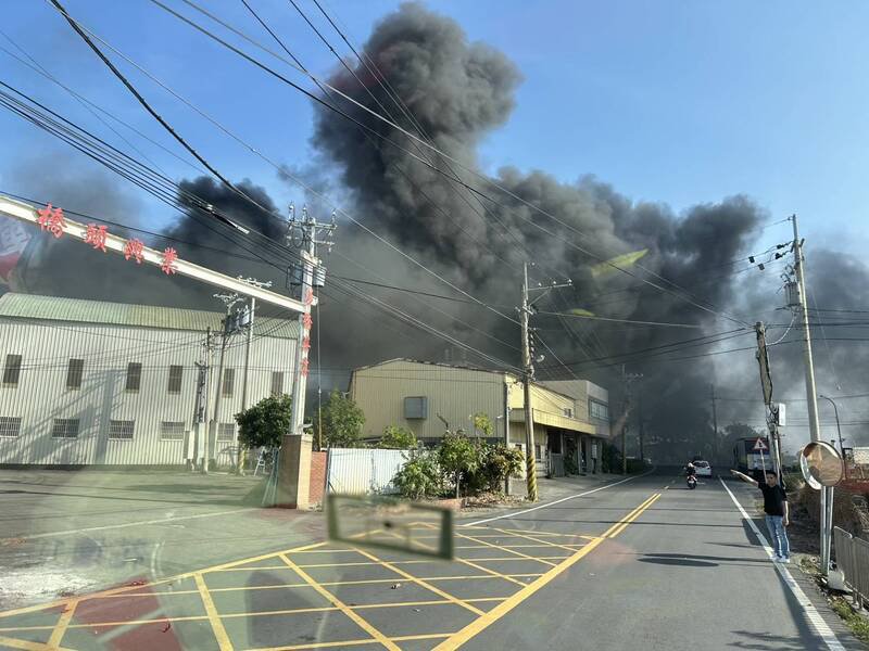 彰化县花坛乡铁皮工厂空地废弃物火警，浓烟狂飙连台中都看得到。（民众提供）