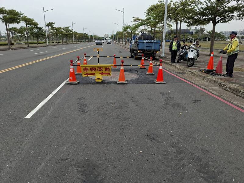 水利局查出污水工程推进坑旁路面下陷，将于今天恢复道路平整。（市府提供）
