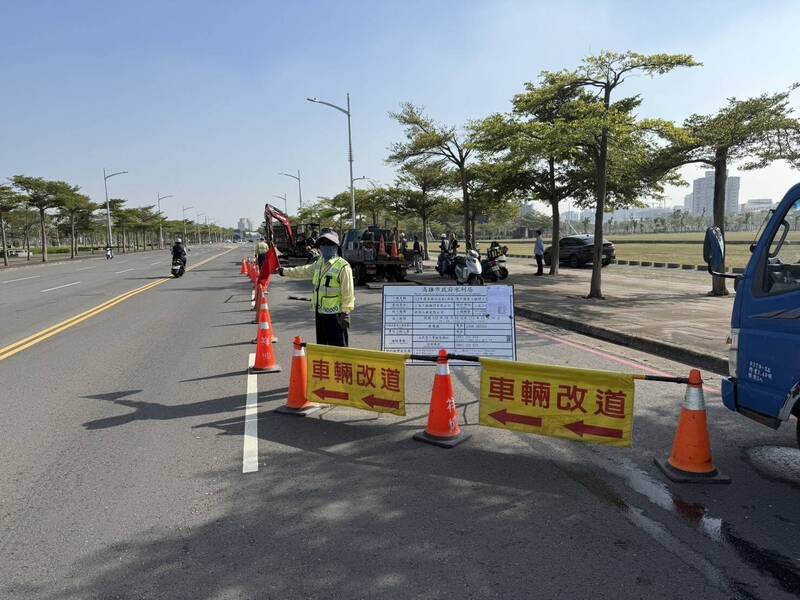 水利局加强时代大道路面塌陷处交通维持措施。（市府提供）