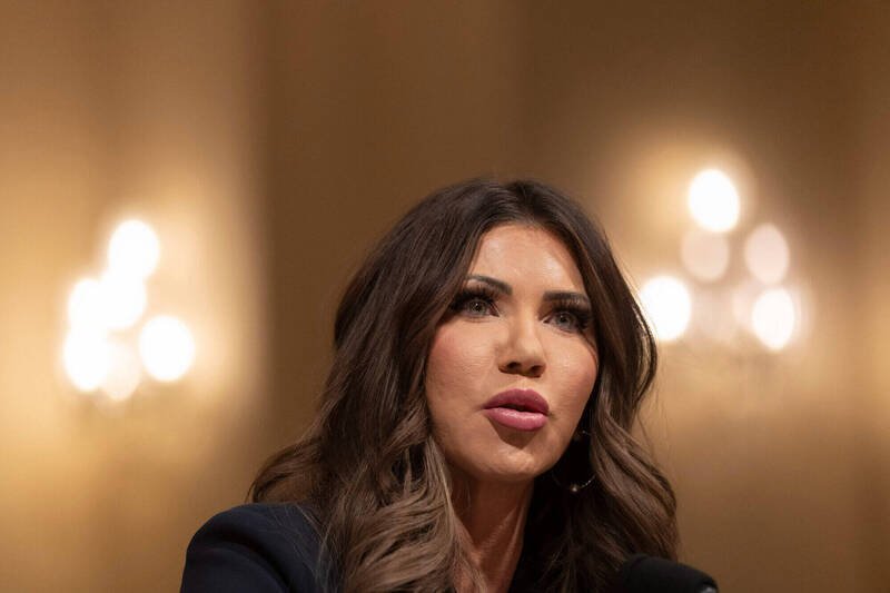 美国国土安全部长诺姆（Kristi Noem）22日公开表示，委内瑞拉总统马杜罗必须下台。（美联社资料照）