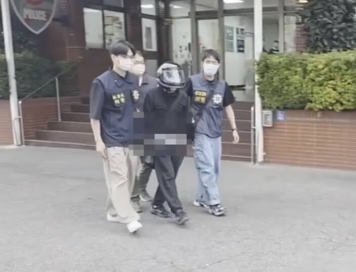 高雄苏姓男子22日在脸书贴文扬言跨年夜要干大事，且要炸掉小港机场等，不到半天即被高雄航警逮获，改口没有发动恐攻意图。（民众提供）