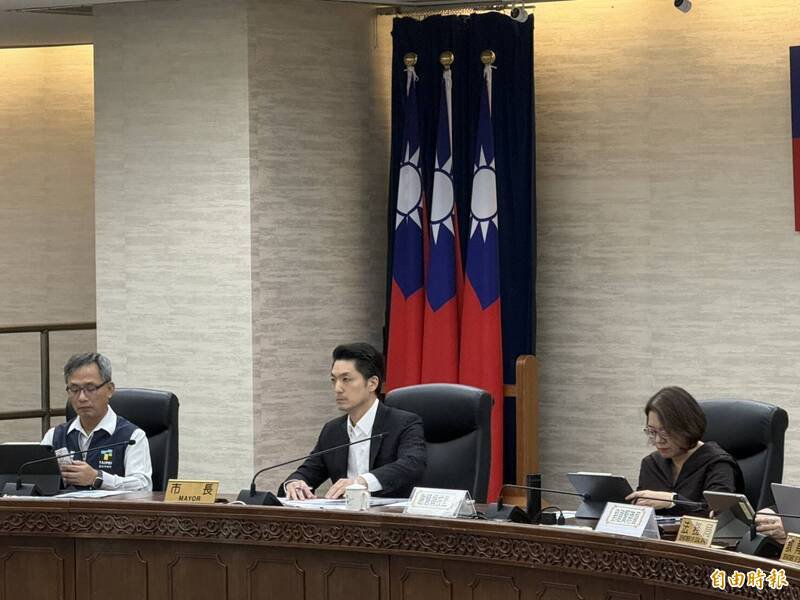 蒋万安主持公安督导会报。（记者甘孟霖摄）