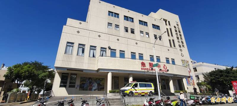 男子送丰原医院抢救。（记者张轩哲摄）