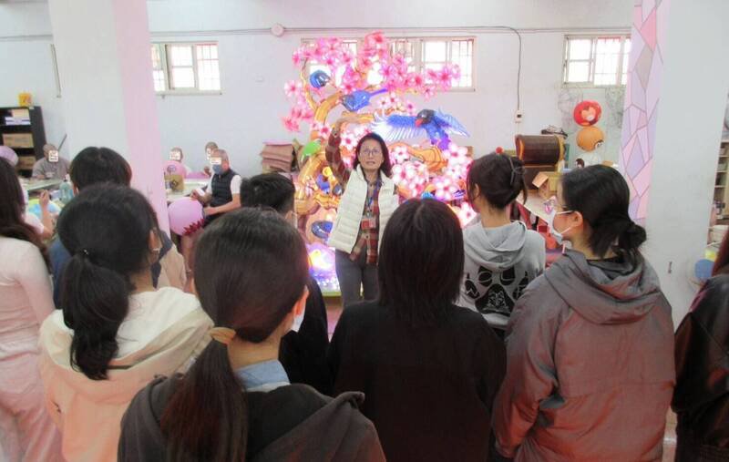 大学生参访南二监艺术教化的学习课程。（台南第二监狱提供）