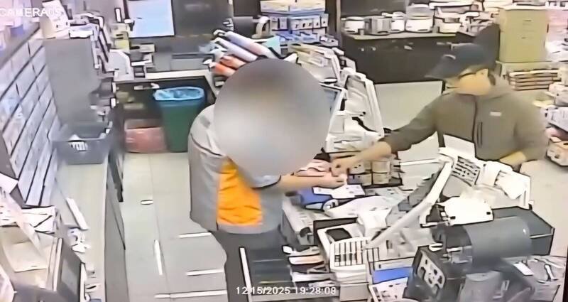 张文习惯透过网购再到超商取货。（记者王冠仁翻摄）