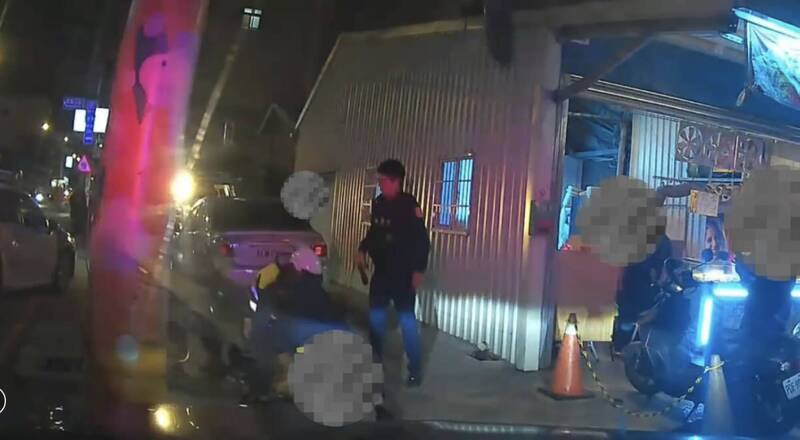 林姓男子酒醉闯店家喊「我要杀人」，持菜刀挥舞毁损汽机车秒被逮。（警方提供）