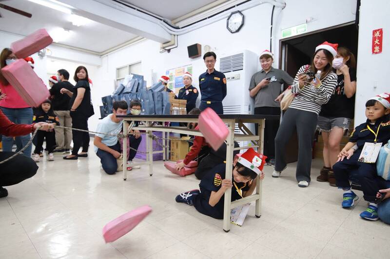 小萌警学习「跑、躲、报」，遇攻击情况时优先保护自身安全。（高市交大提供）