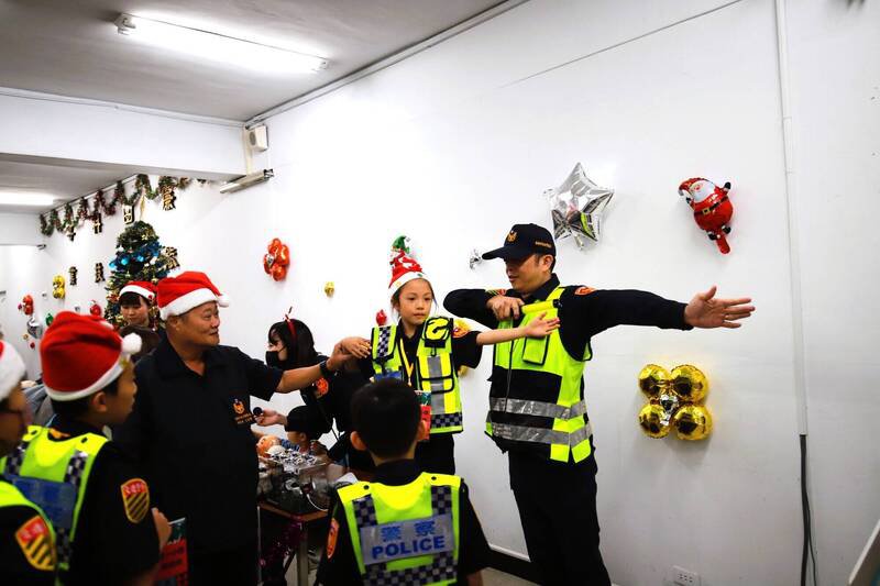 小小交警体验交通指挥手势。（高市交大提供）