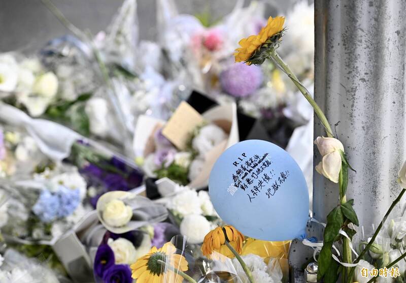 捷运中山站案发现场堆满悼念逝者的鲜花。（资料照）