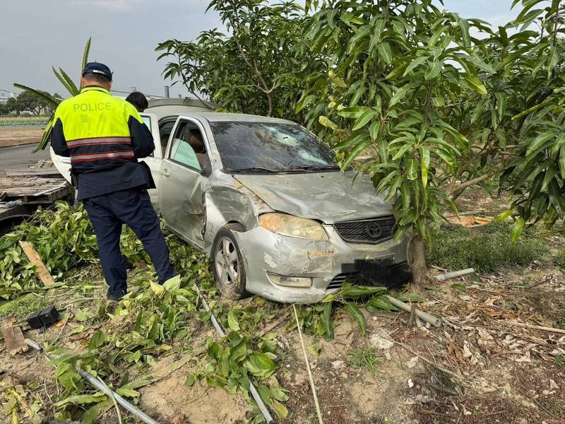 马姓男子的座车被撞烂冲进农田里。（民众提供）