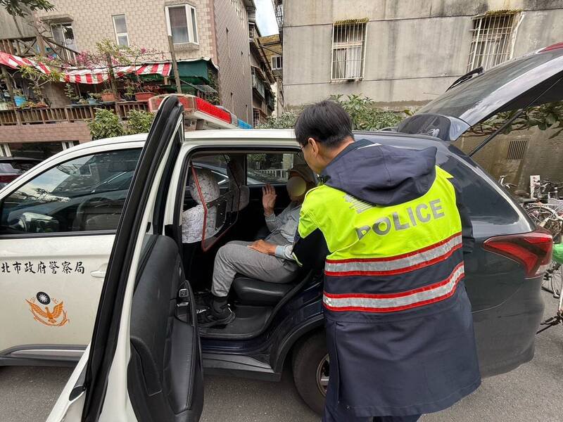 警方帮助赖姓老翁返家。（记者王冠仁翻摄）