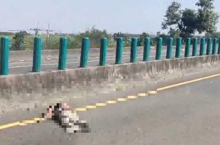 82快速道路有轿车自撞，驾驶被抛飞倒在路上。（撷取自网路社群）