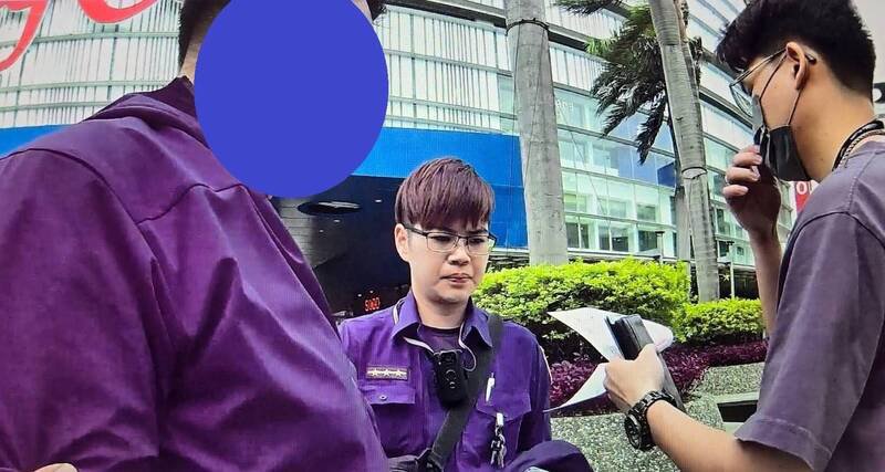 警方顺利在巨城前缉获马来西亚籍车手现行犯。（记者蔡彰盛翻摄）