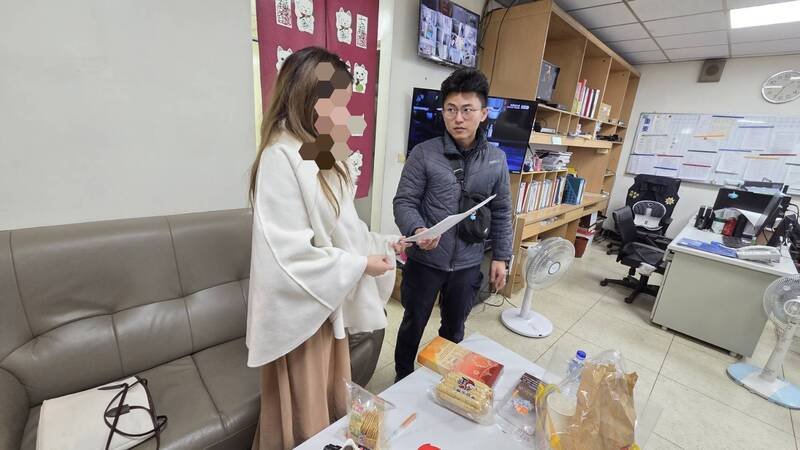 22岁加拿大籍詹姓女子来台担任车手，以为从高雄出境就没事，却被警方逮个正著。（警方提供）