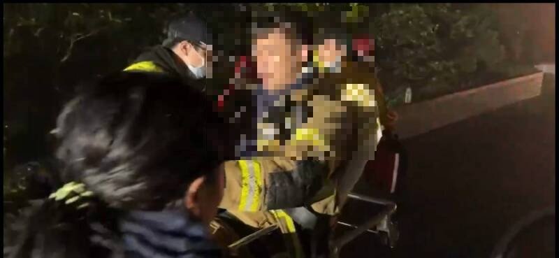 负责搜救詹员的基隆市消防局安乐分队小队长杨祥义，搜救詹员时竟遭「电击」，导致双脚抽筋、麻痺被抬出。（记者林嘉东翻摄）