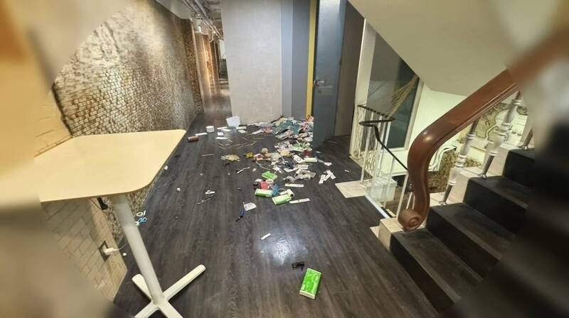 自称里长参选人的陈男，酒后因不会操作无人民宿订房系统，愤而砸毁大厅饮水机与冰箱，造成现场一片狼藉。（民众提供）