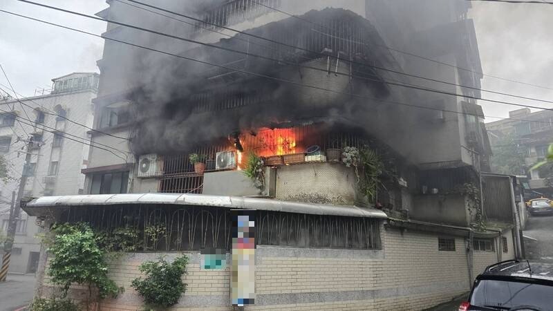 消防队员抵达时，2楼民宅全面燃烧，浓烟直窜天际。（记者吴升儒翻摄）