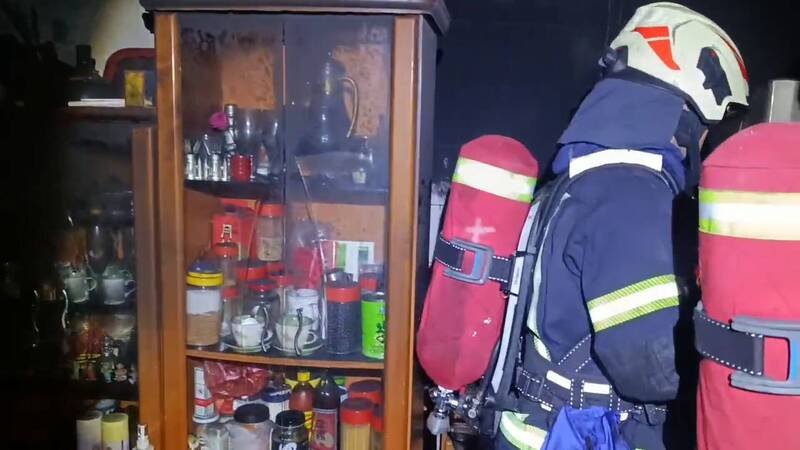 消防队员进入屋内搜查有无人员伤亡。（记者吴升儒翻摄）