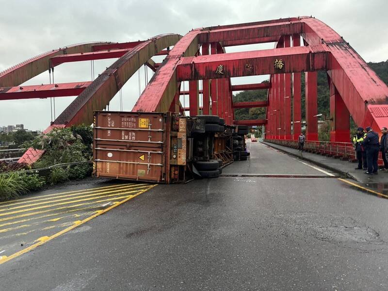 陈姓货柜车司机疑因过弯重心不稳加上路面因雨湿滑，导致车辆翻覆。（记者吴升儒翻摄）