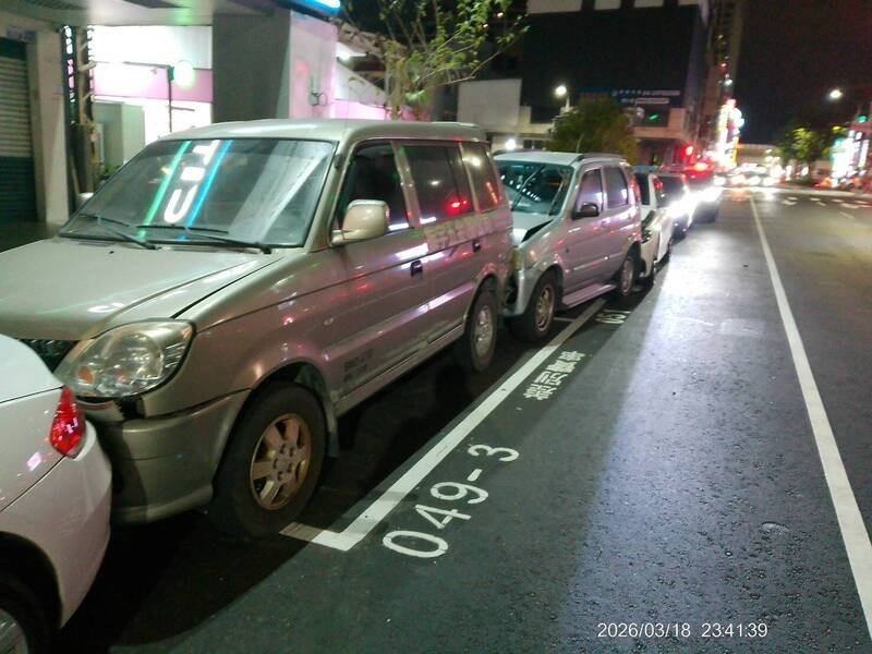 事故共造成6车受损、2人受伤。（民众提供）