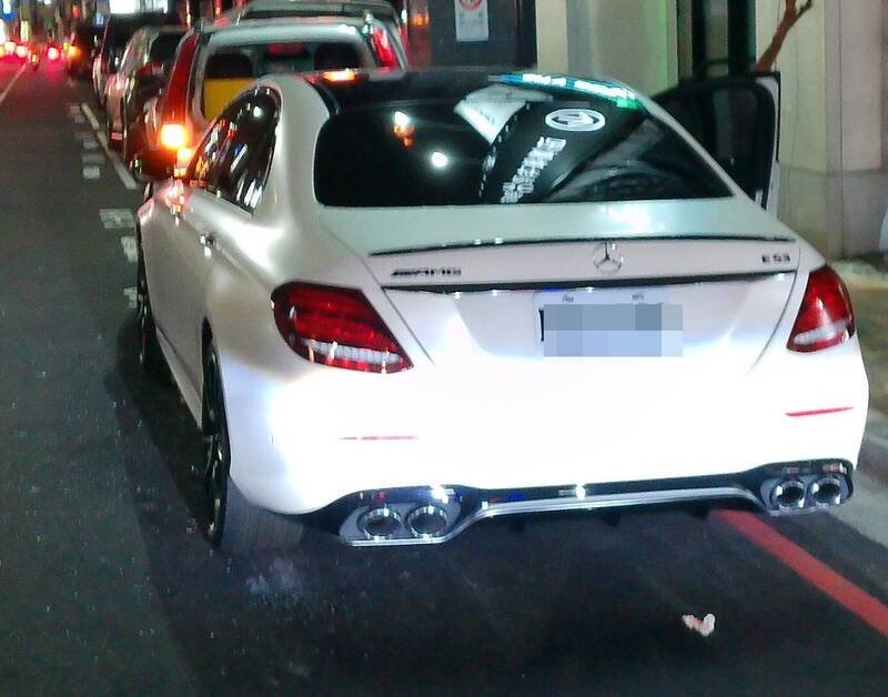 酿连环撞事故的宾士车。（民众提供）