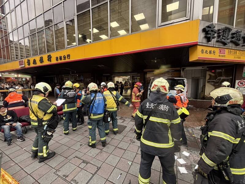 三立新闻台一辆采访车今日下午行经台北市中山区一江街与南京东路口时，因不明原因突然失控冲进路口的彰化银行内。（记者郑景议翻摄）