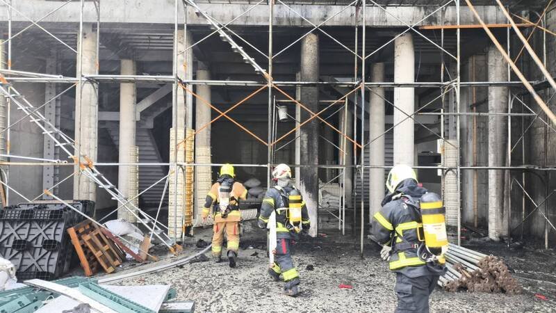 消防人员扑灭火势。（民众提供）