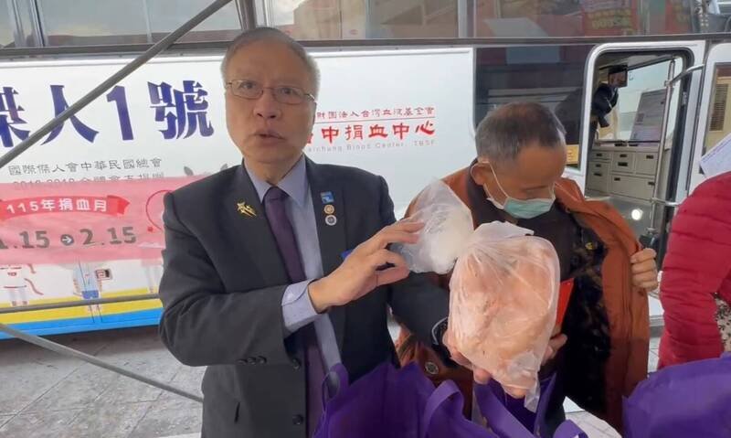 彰化东区扶轮社多年来办捐血活动都送土鸡。（民众提供）