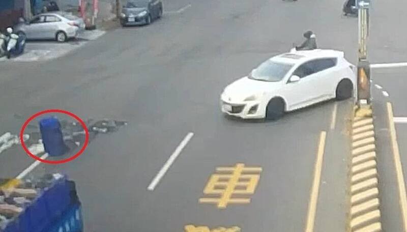 小货车从东谷路左转金马路，在转弯过程中，甩出一整箱的铁制品。（民众提供）