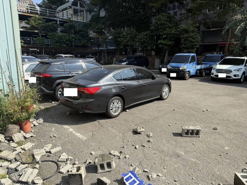 台中国民党部围墙被撞，水泥石块四散喷飞，现场一片狼藉。（民众提供）